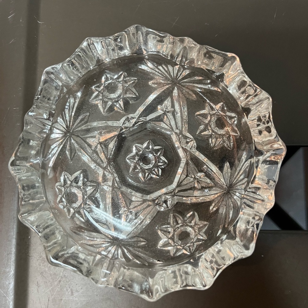 Elegant Clear Glass Ash Trays - Picture 2 of 5